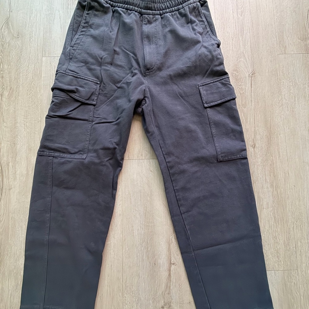 Uniqlo Women's Ankle Cargo Pants in Charcoal